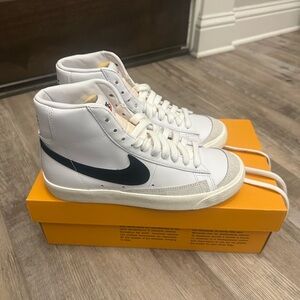 W Blazer Mid Nike 77” white black